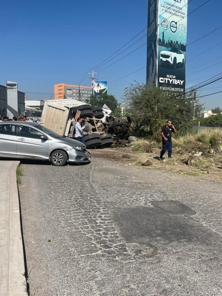 Camión Torton sin frenos provoca aparatoso accidente cerca de Plaza San Luis