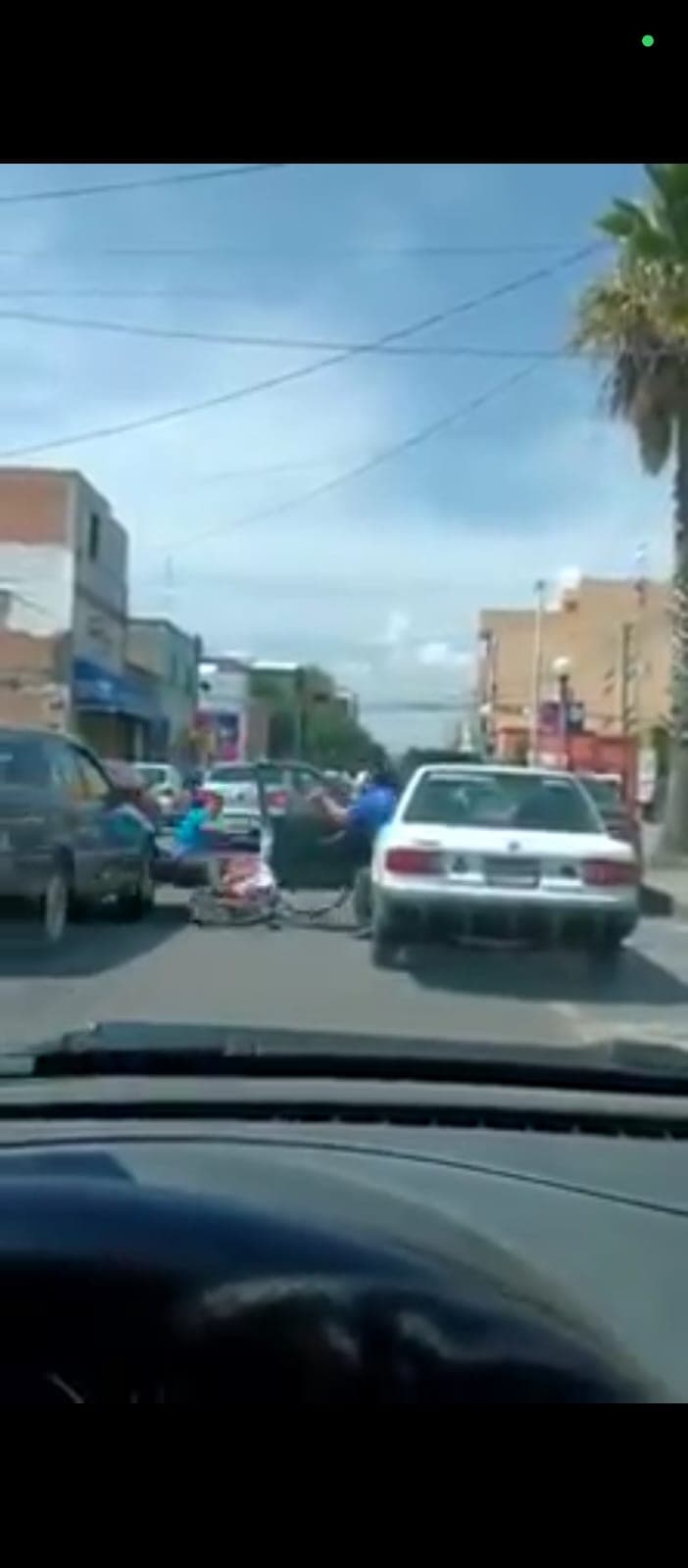 Conductor fúrico provoca accidente a ciclista frente a Facultad de Derecho
