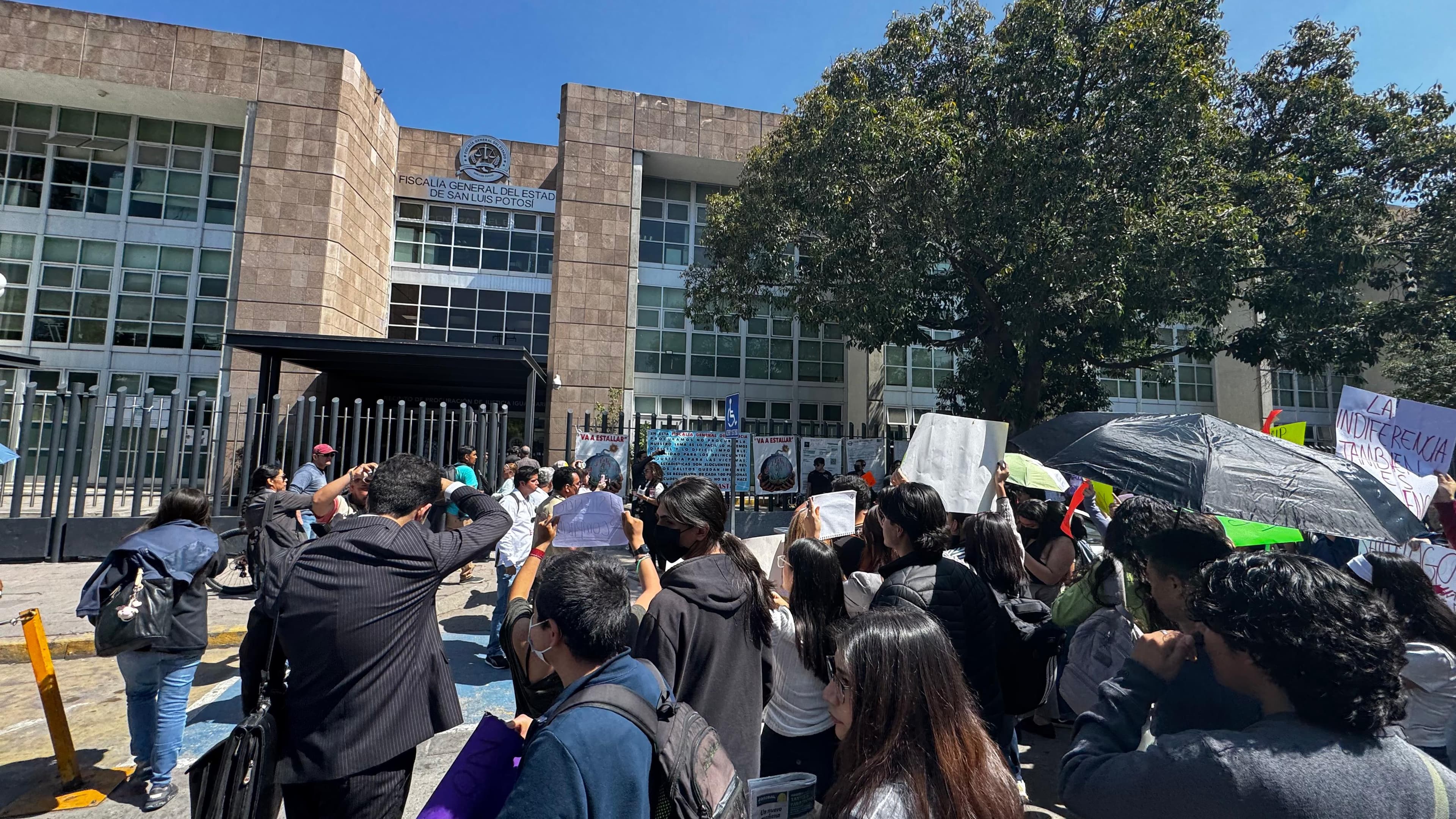 Entregan estudiantes pliego petitorio y se manifiestan en la Fiscalía