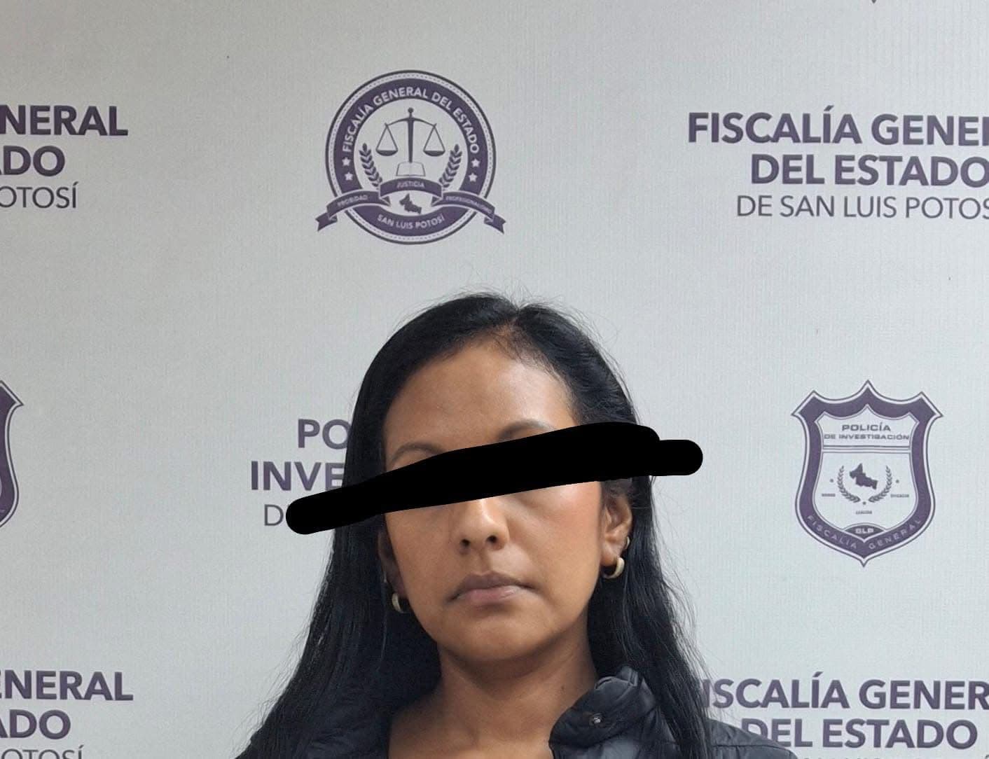 La cachan cobrando nóminas de ex empleados; ya está tras las rejas