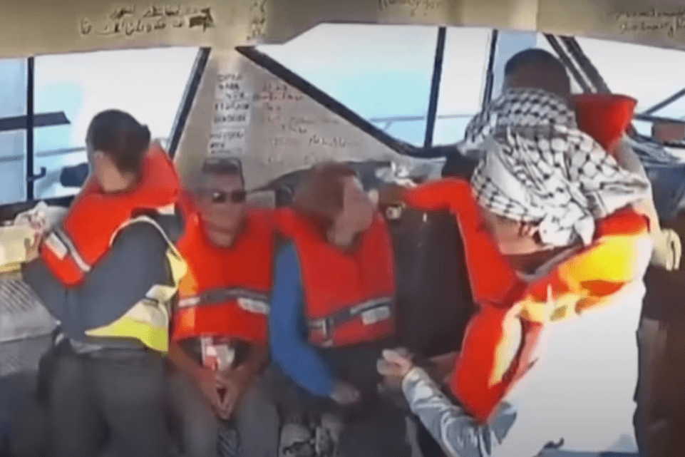 Arrojan teléfonos al mar tripulantes del barco Captain Nikos interceptado por Israel