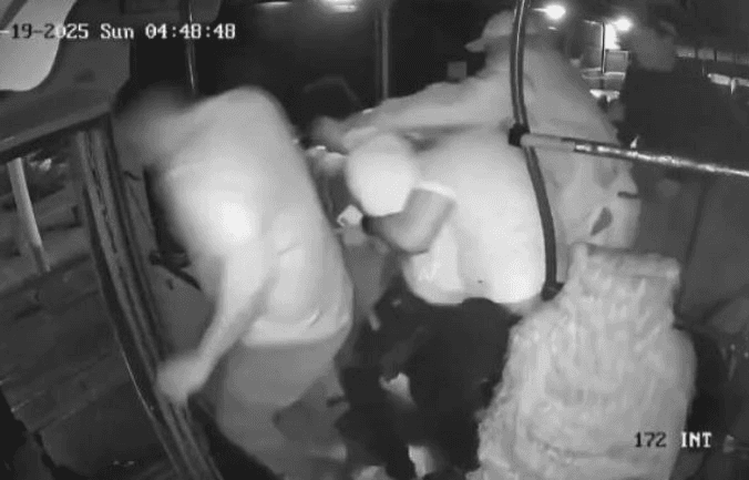 Propinan brutal golpiza a asaltante en camión de transporte urbano