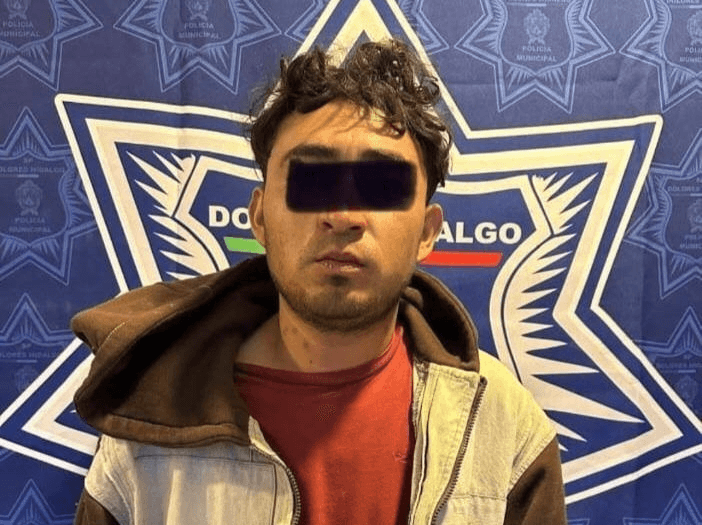 Detienen a hombre que atropelló a dos personas en un campo de futbol