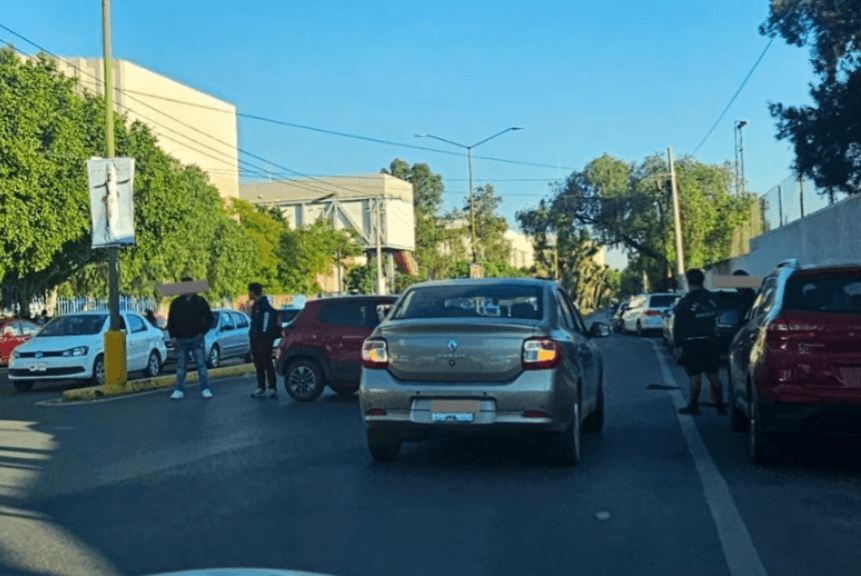 Universitarios mantienen tomadas calles y facultades tras caso de abuso en Facultad de Derecho.