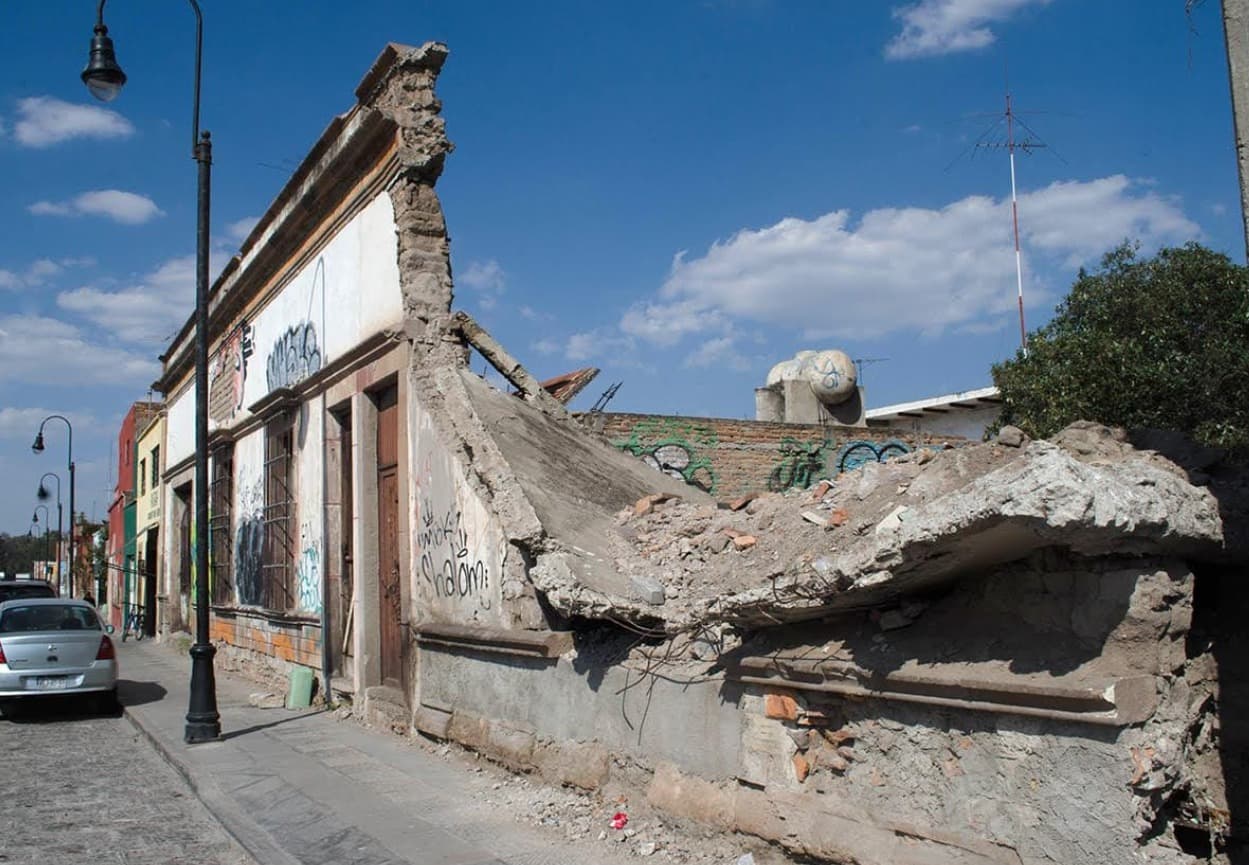 Buscan a dueños de inmuebles peligrosos en la Capital