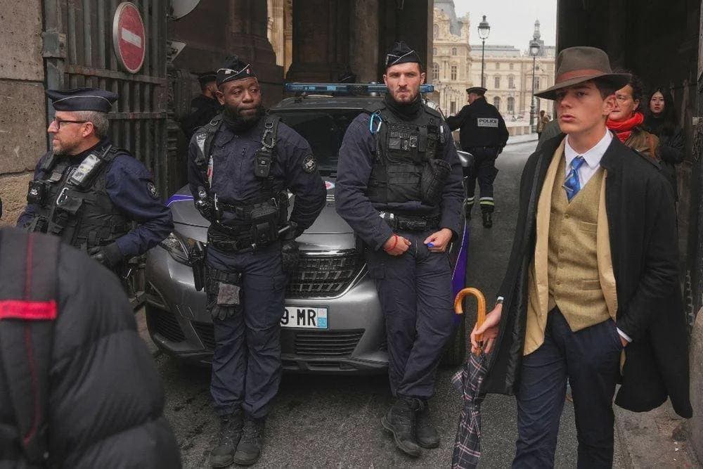 ¿Inspector Gadget investiga robo en el Louvre? Foto da de que hablar en redes