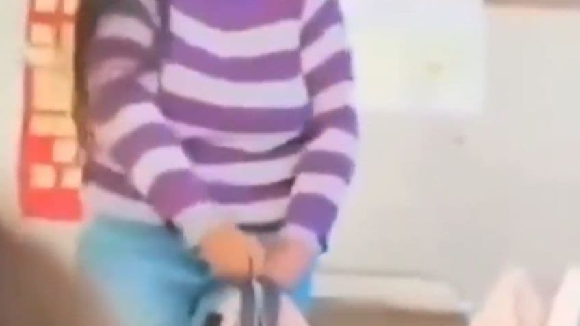 Cachan a maestra robando a alumnos