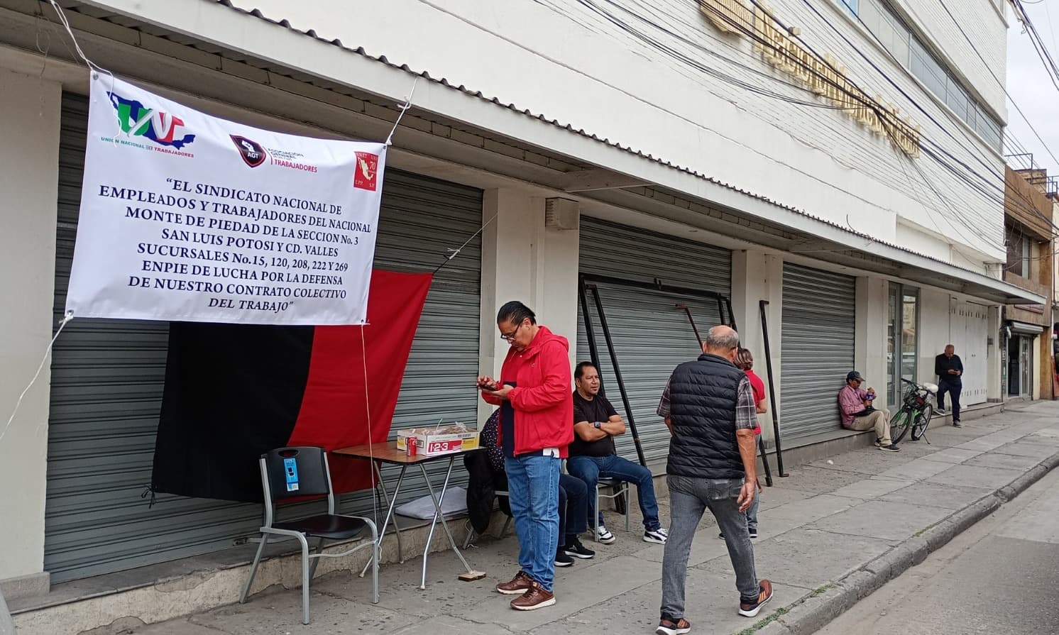 Toman trabajadores sede el Monte de Piedad de Damián Carmona