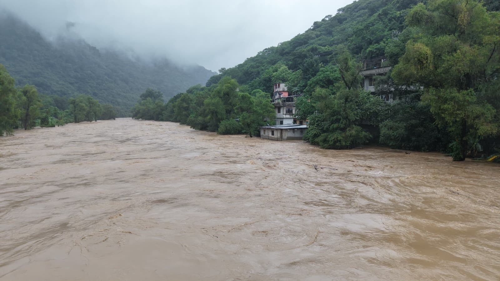 Emiten alerta por apertura de compuertas en la Presa de Zimapán en Tamazunchale
