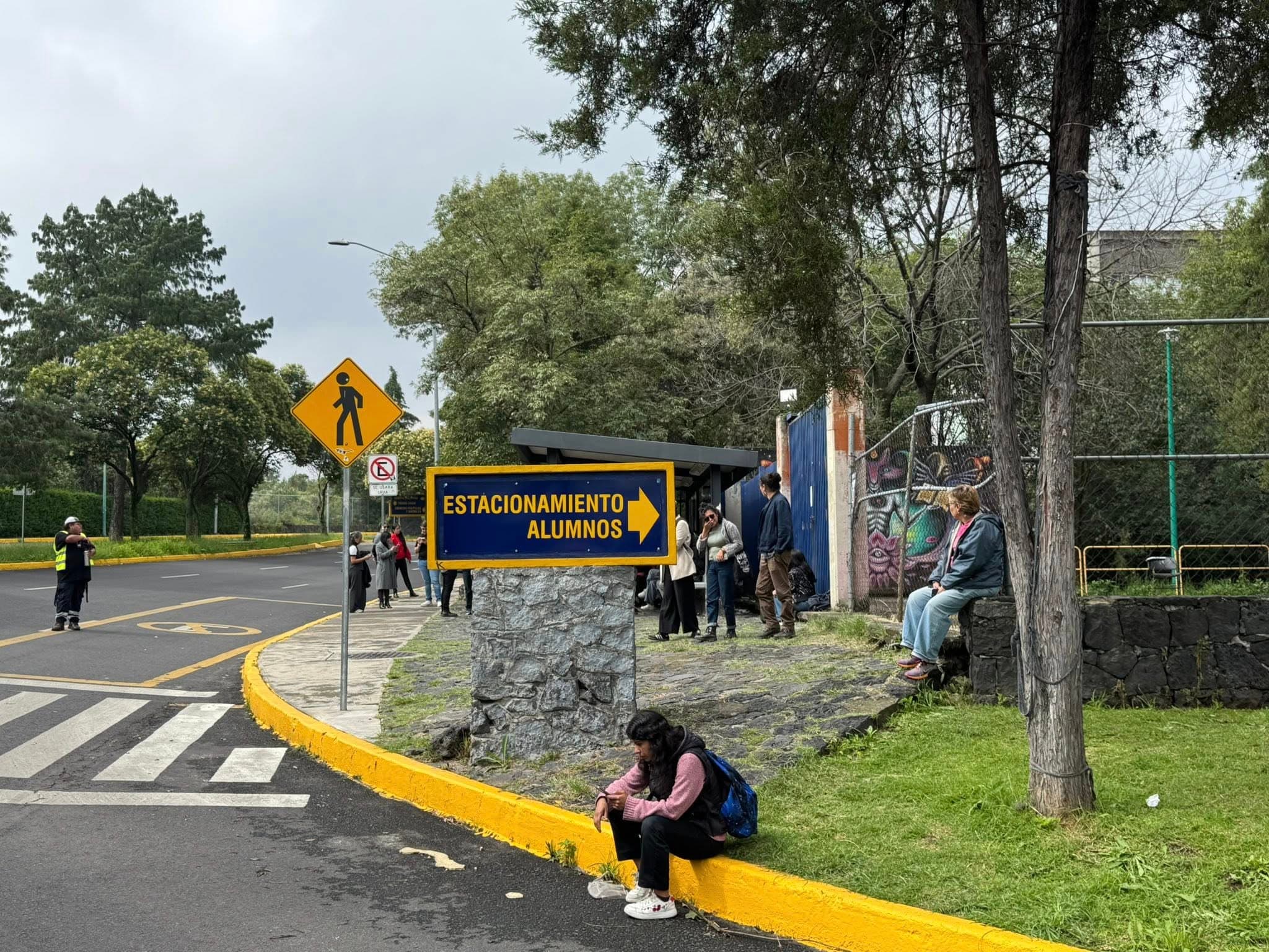 Desalojan la Facultad de Ciencias Políticas de la UNAM por amenaza de bomba