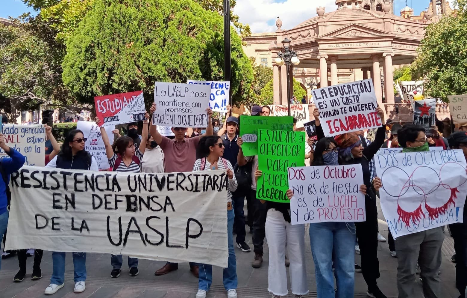 Denuncian intromisión de grupos de choque en marcha universitaria