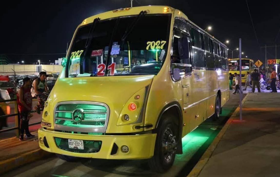 Conductor de camión urbano protege a pasajera de acosador