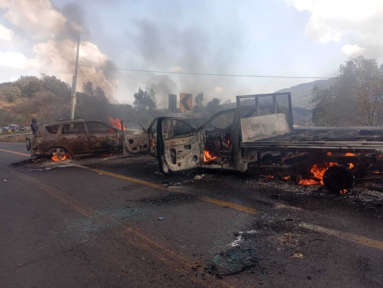 Al menos 10 autos incendiados durante narcobloqueos de Michoacán