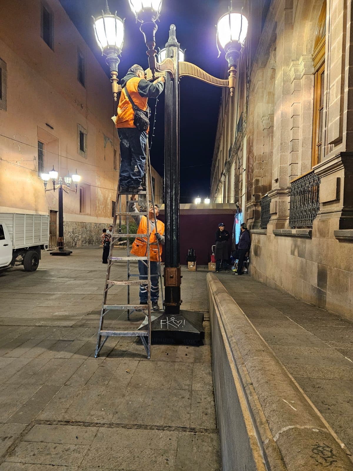 Inician decoración navideña en Centro Histórico