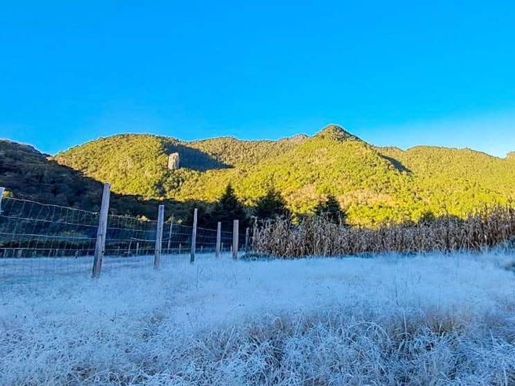 Sorprende postal invernal a la Huasteca; registra -3 °C.
