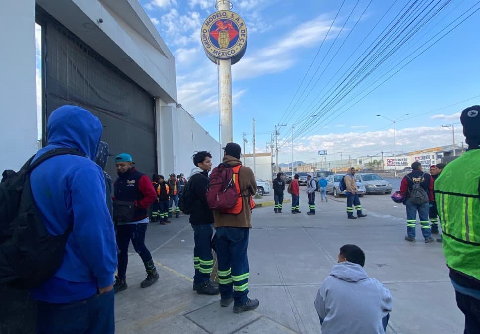 Trabajadores toman planta de Grupo Modelo; denuncian abusos