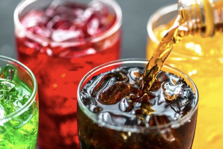 Consumo frecuente de refrescos azucarados eleva el riesgo de cáncer de hígado
