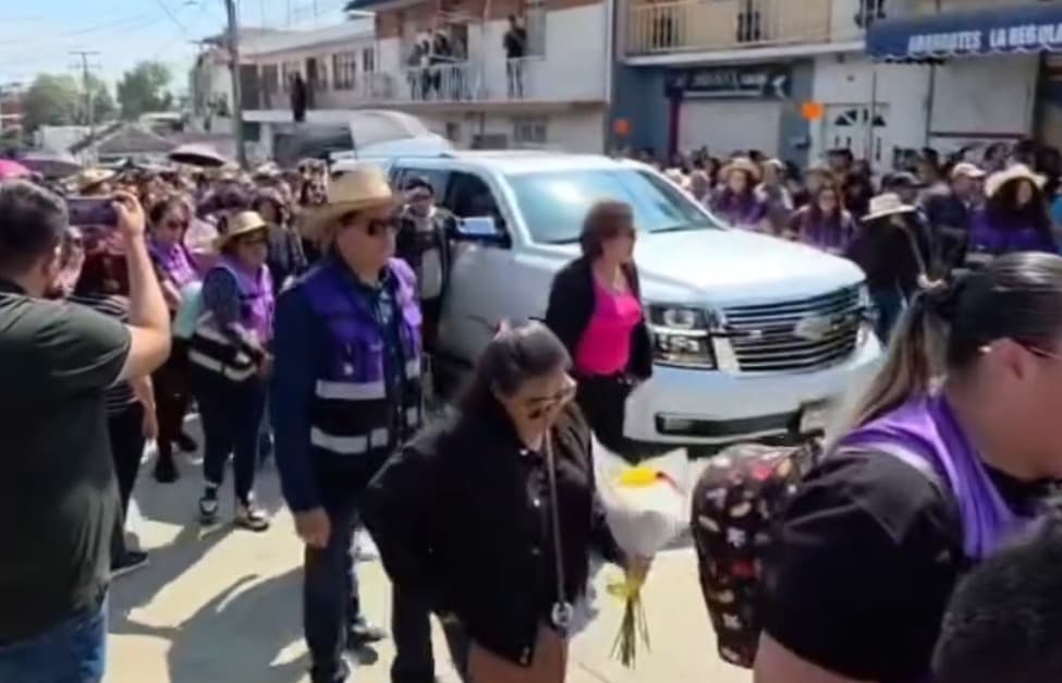 Trasladan cuerpo del alcalde Carlos Manzo para un homenaje póstumo