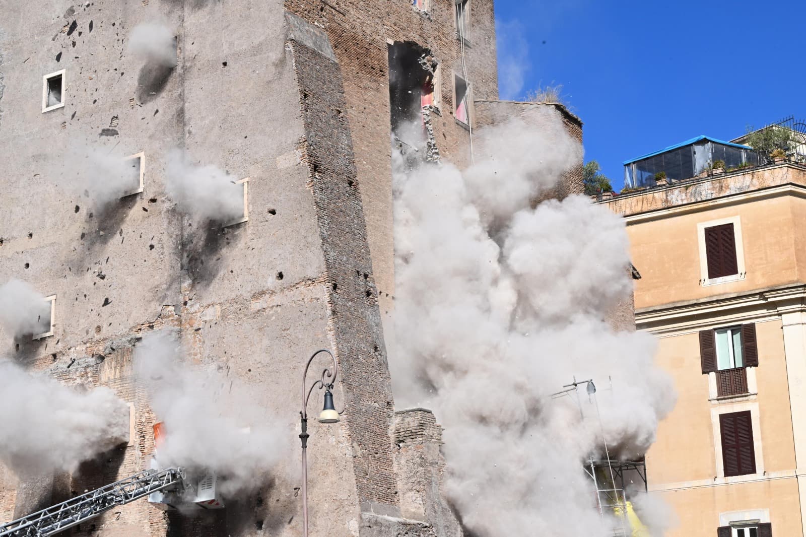 Colapsa emblemática torre medieval italiana durante restauración