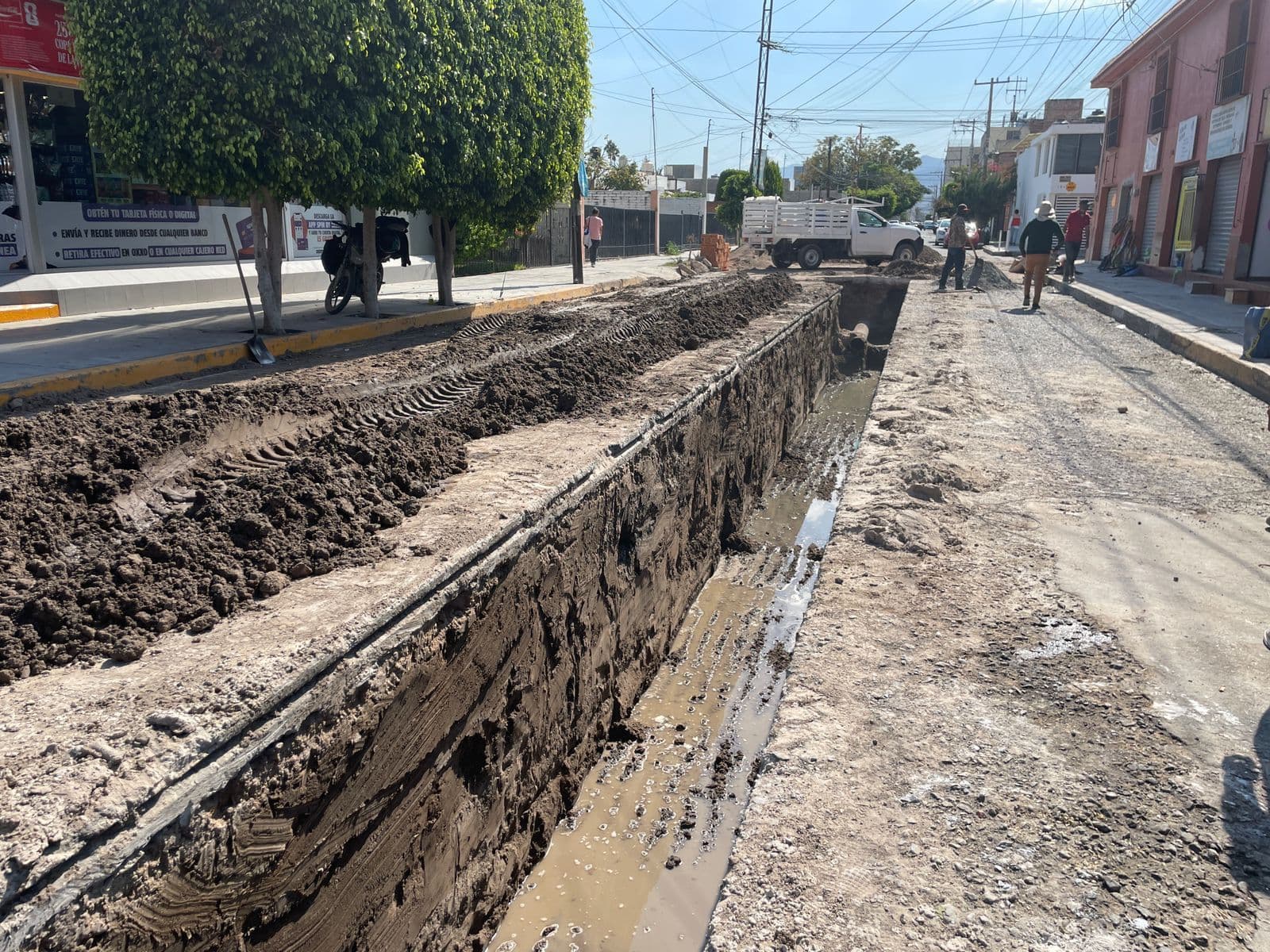 Interviene INTERAPAS Av. Mariano Ávila tras solicitud de vecinos