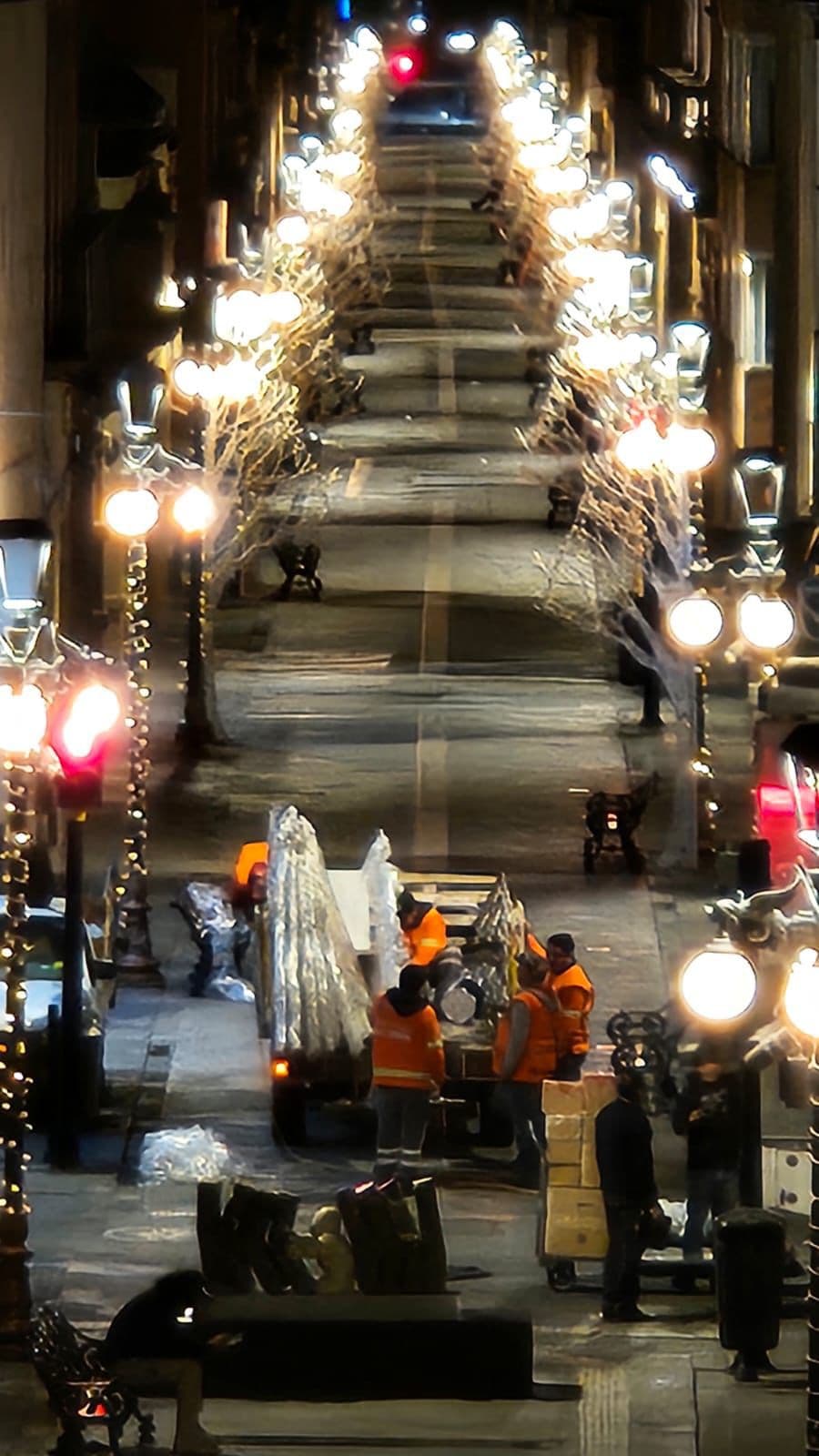 Avanza la instalación de adornos navideños en el Centro Histórico de la Capital