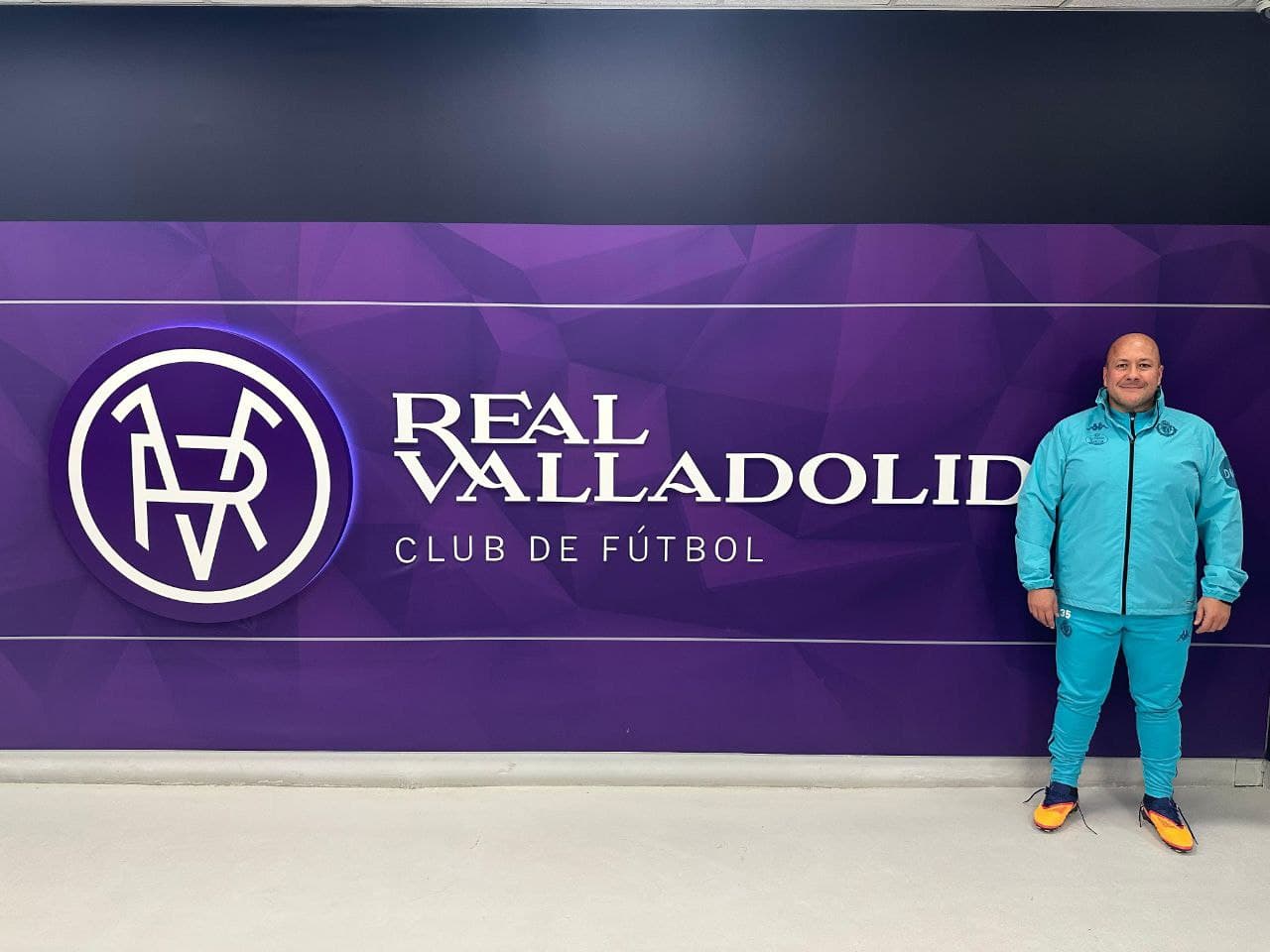 Enrique Alfaro, exgobernador de Jalisco, se integra como auxiliar técnico al Real Valladolid