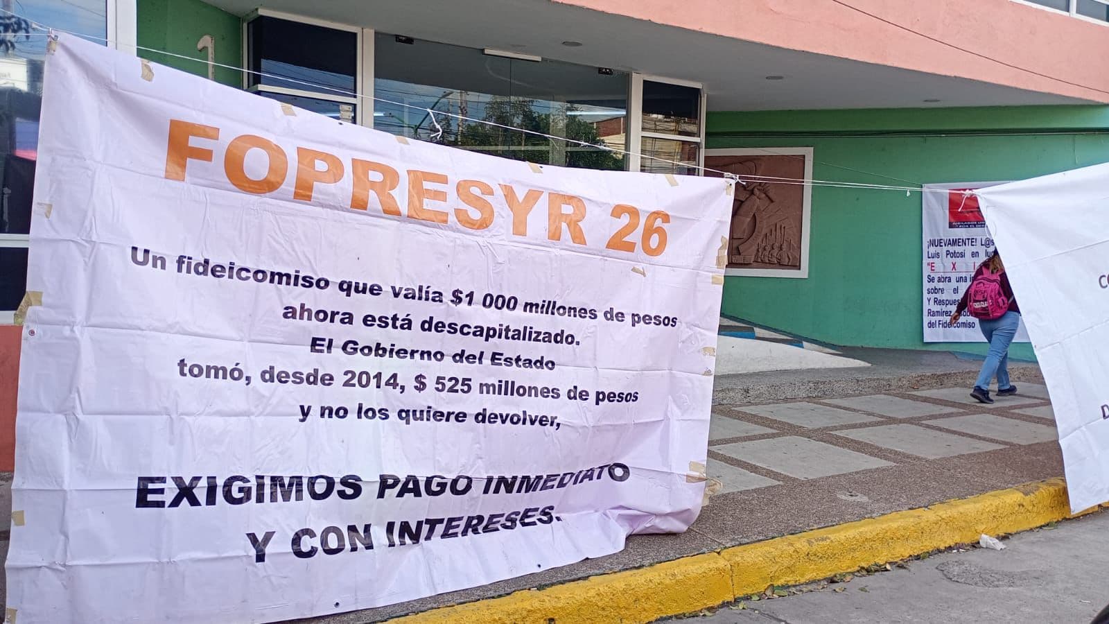 Jubilados del SNTE 26 reclaman 27 meses de adeudo en fondo de retiro