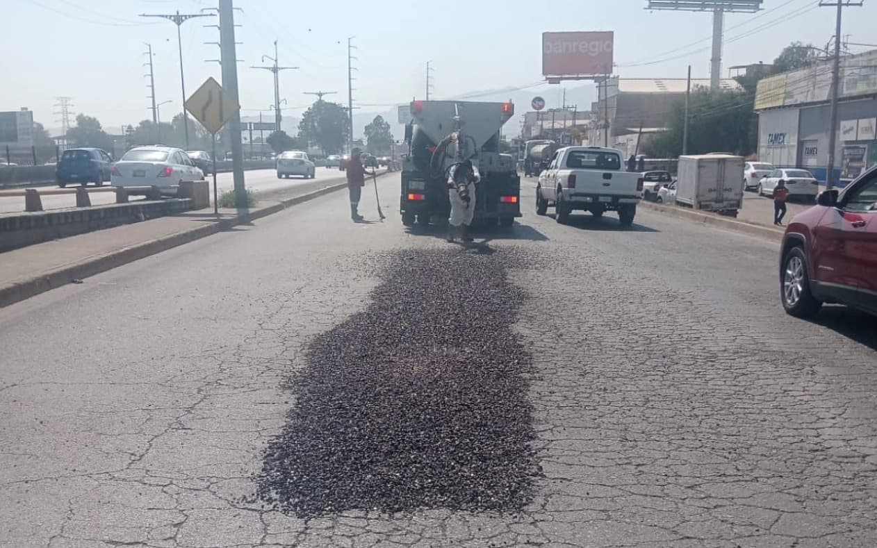 Intensifican labores de bacheo en Salvador Nava