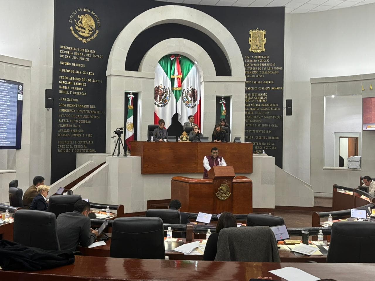 Buscan enquistarse en el cargo coordinadores parlamentarios