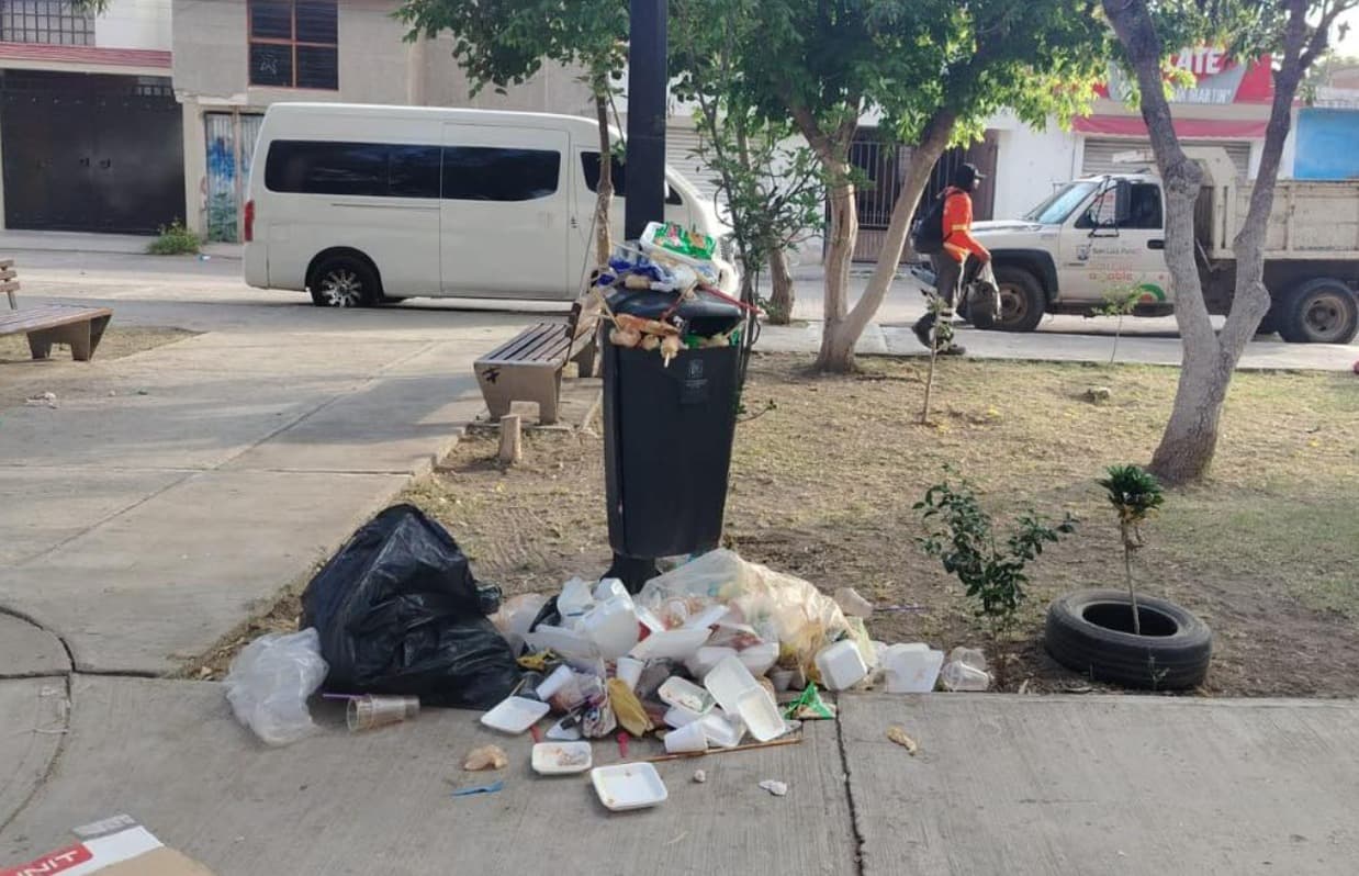 Vandalizan ciudadanos papeleras y contenedores de basura