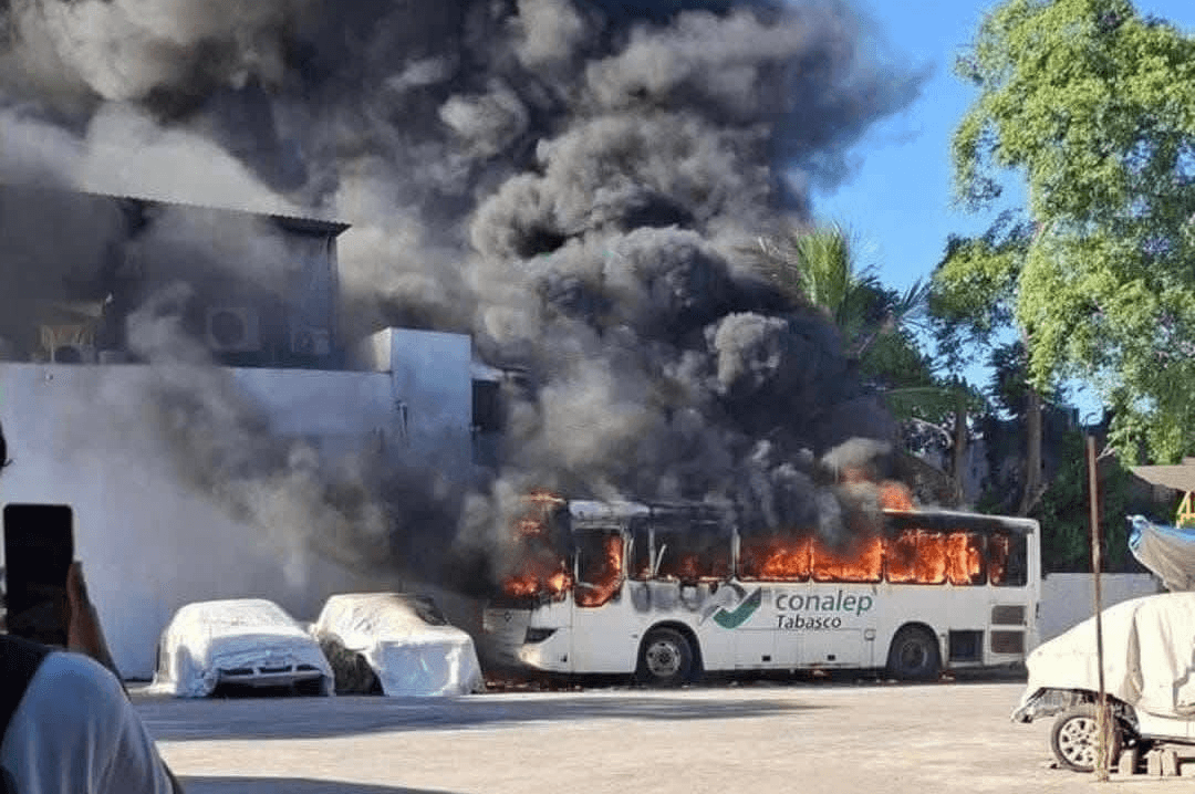 Alumnos del Conalep incendian camión ante falta de Becas del Bienestar