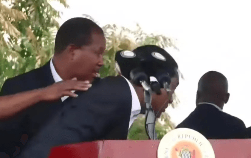 Apedrean a presidente de Zambia mientras pronunciaba un discurso