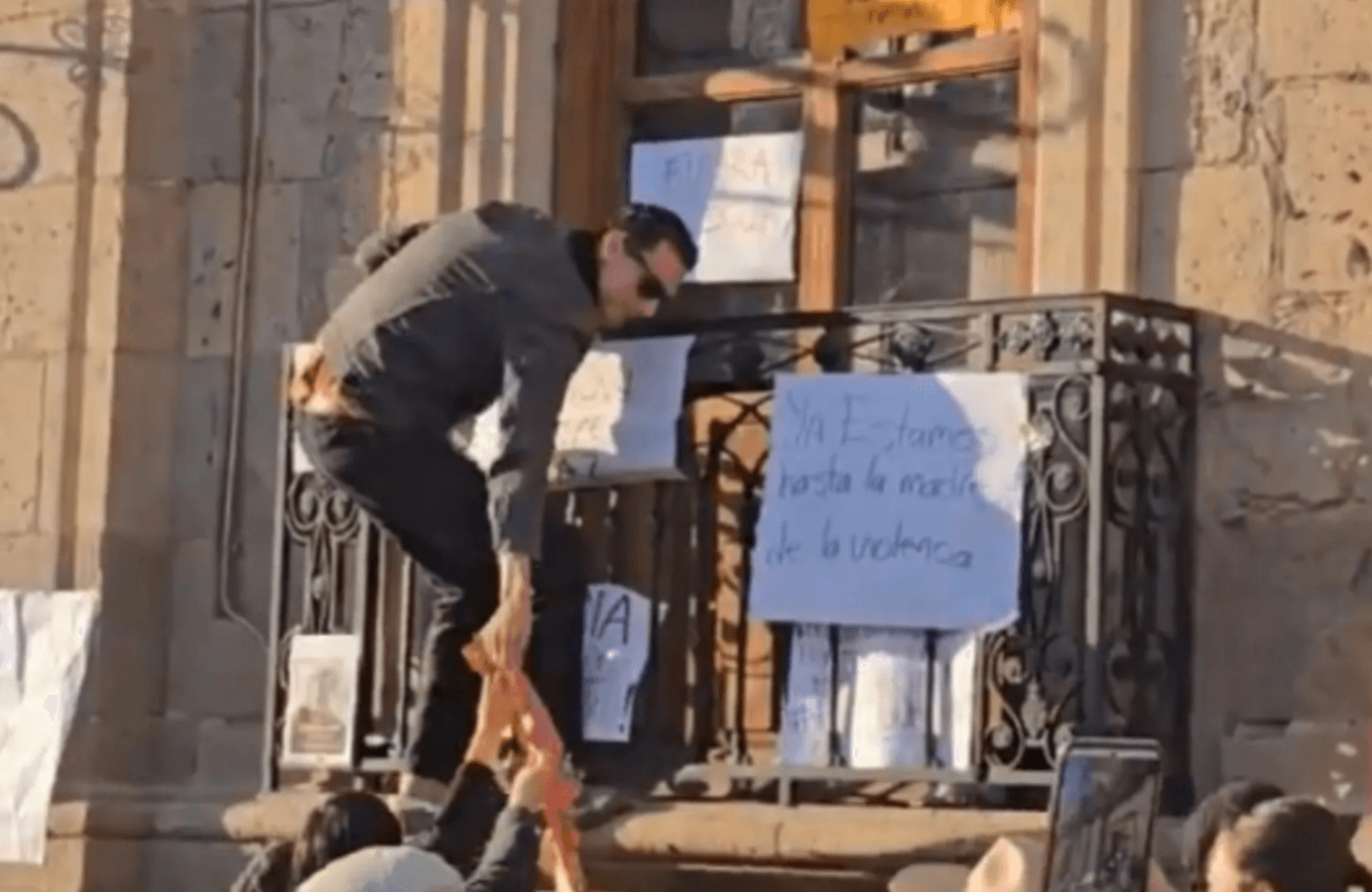 Irrumpen ciudadanos en palacio de Gobierno de Michoacán exigiendo justicia por Alcalde