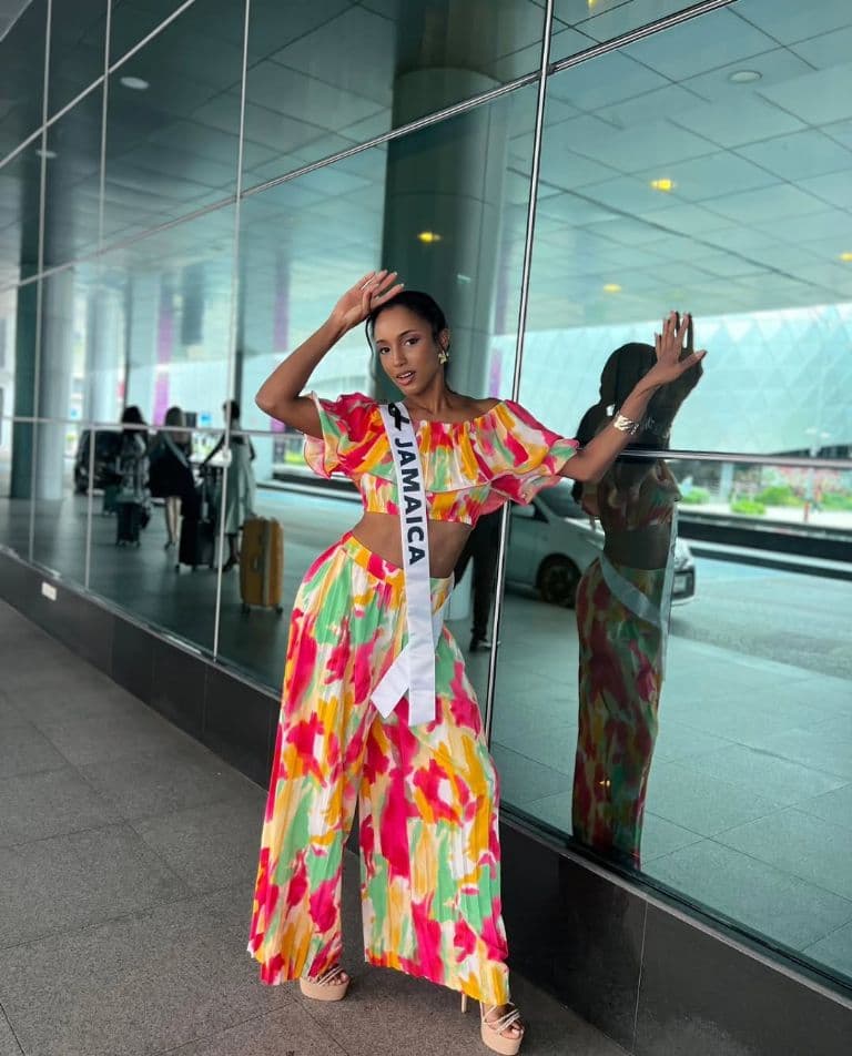 Permanece Miss Jamaica hospitalizada tras fuerte caída en Miss Universo