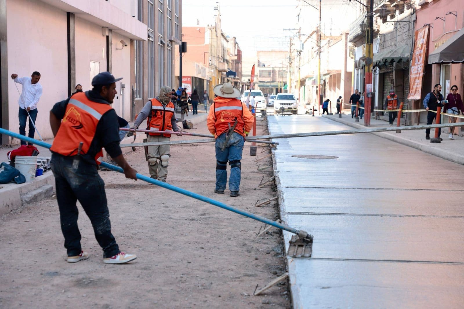Piden cuidar concreto fresco en obra de Julián de los Reyes
