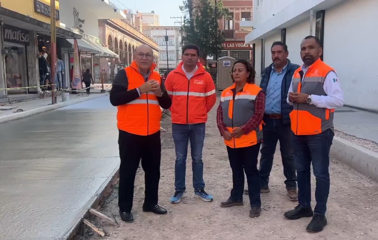 Supervisa Galindo avances en la calle Julián de los Reyes