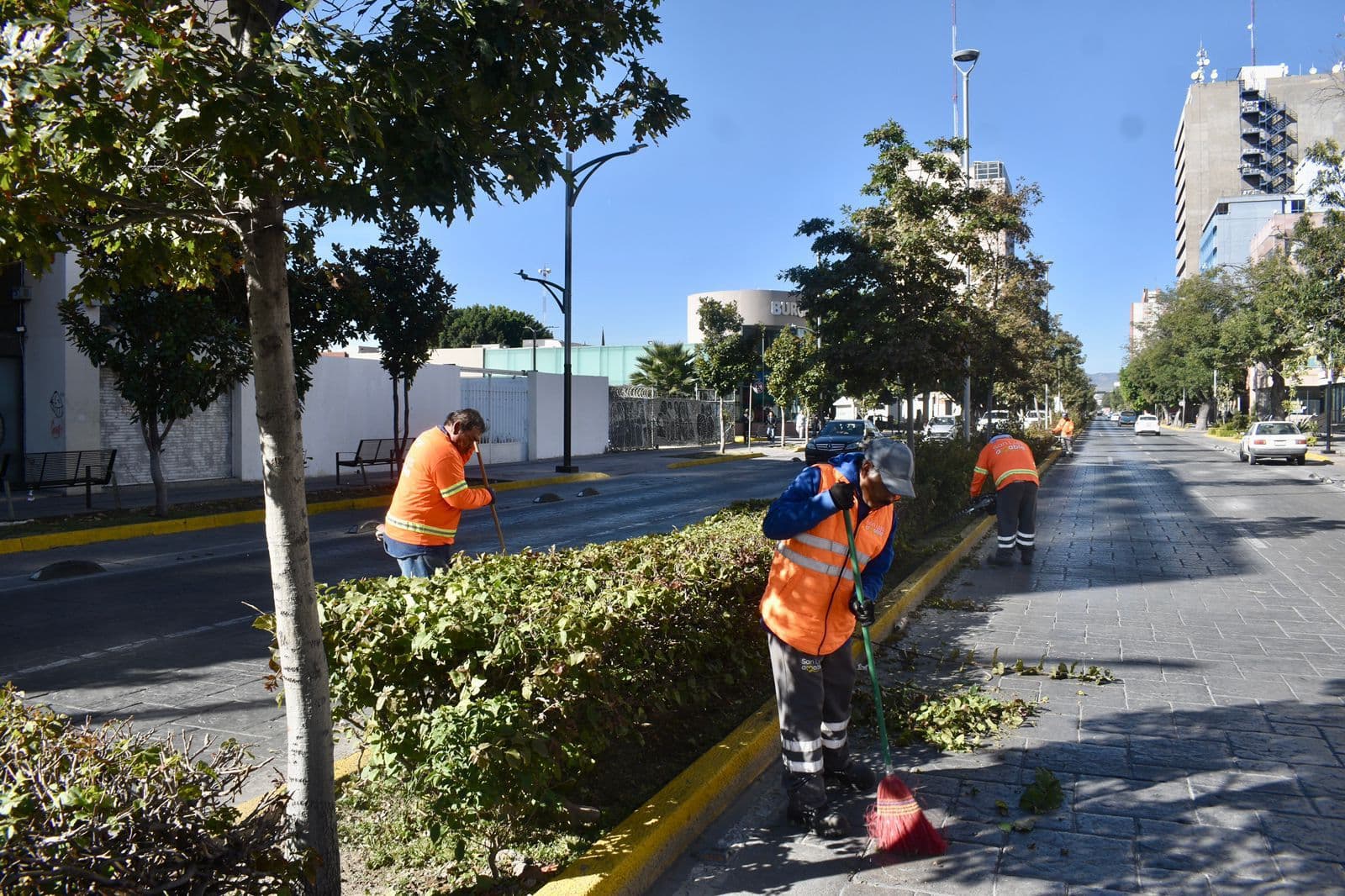 Mejoran espacios de la Capital con labores de limpieza