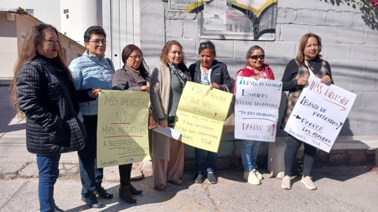 Reclaman pensionadas más de un año de adeudos a el IMSS Bienestar