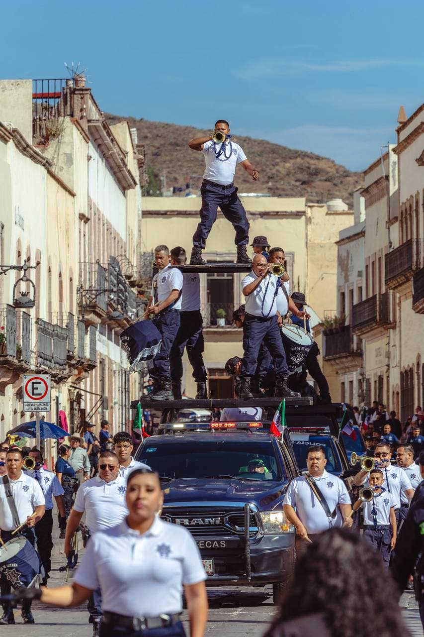 Caen policías en pirámide humana en Zacatecas