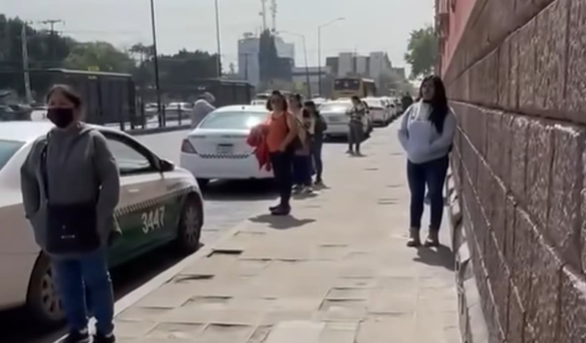 Obstruyen taxistas zonas de abordaje del transporte urbano