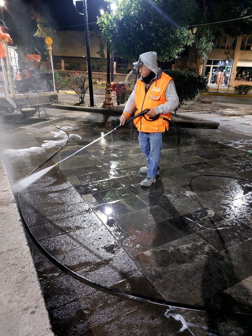 Con hidrolavado embellecen Jardín de Tequis