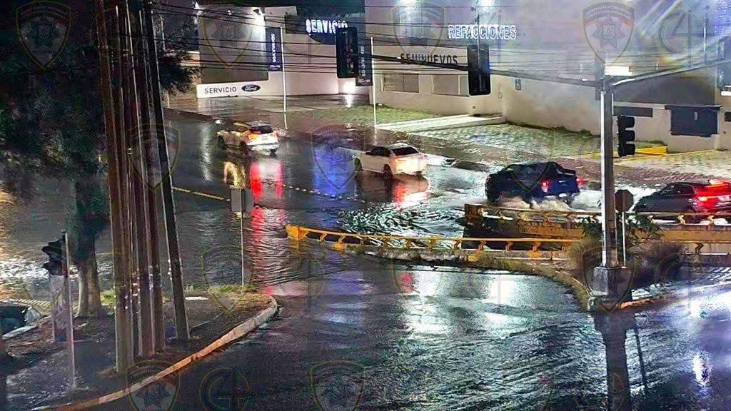Cierran vialidades por encharcamientos tras lluvias