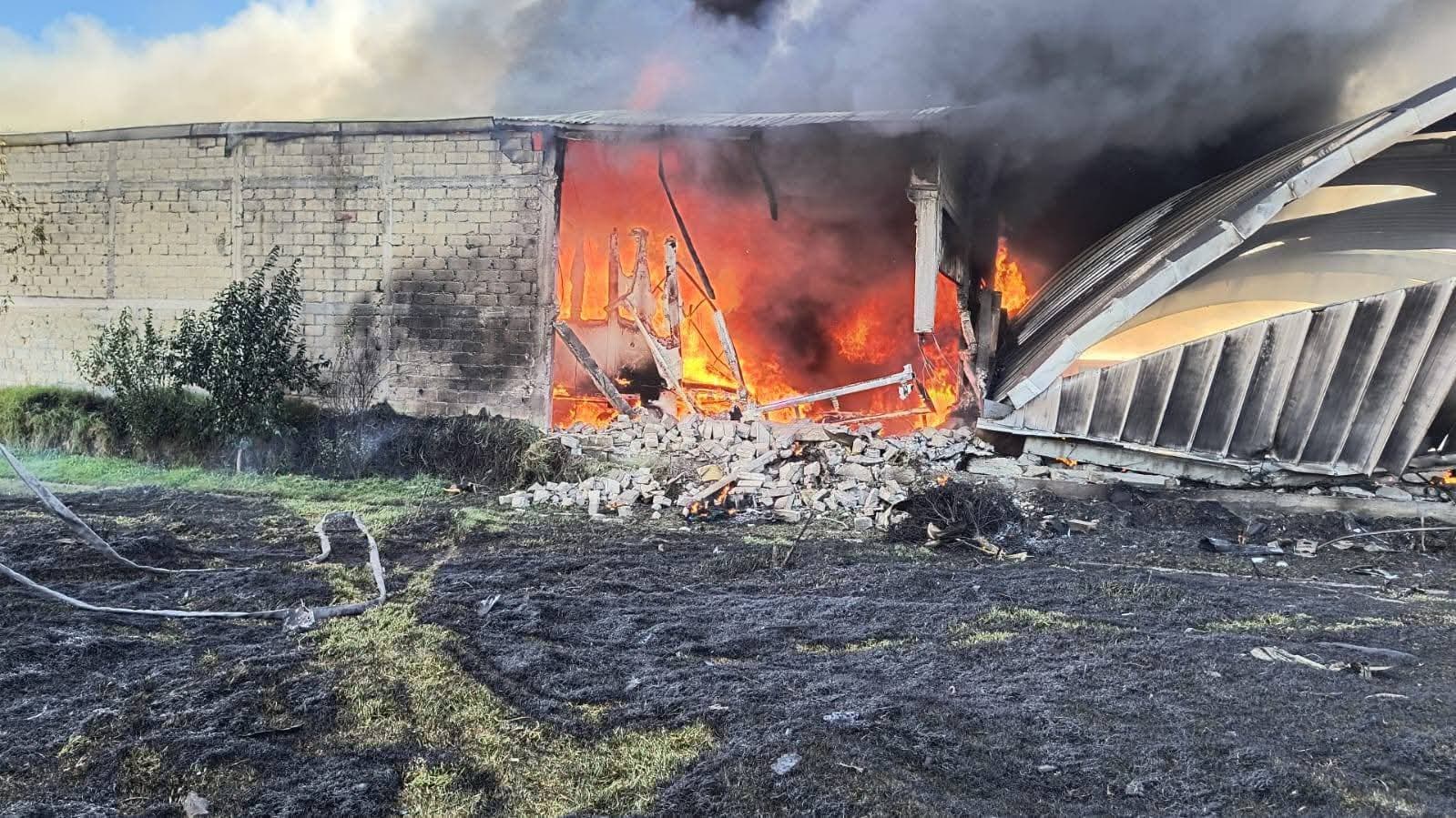 Reportan al menos siete fallecidos por desplome de jet en Toluca