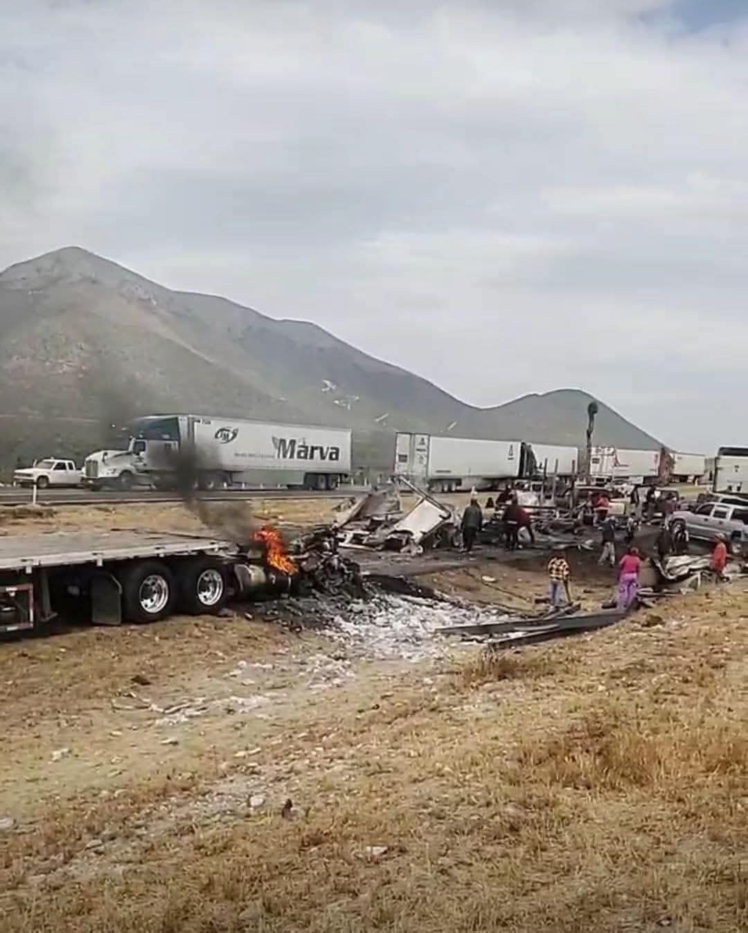 Tráiler queda reducido a cenizas tras incendio en la carretera a Matehuala