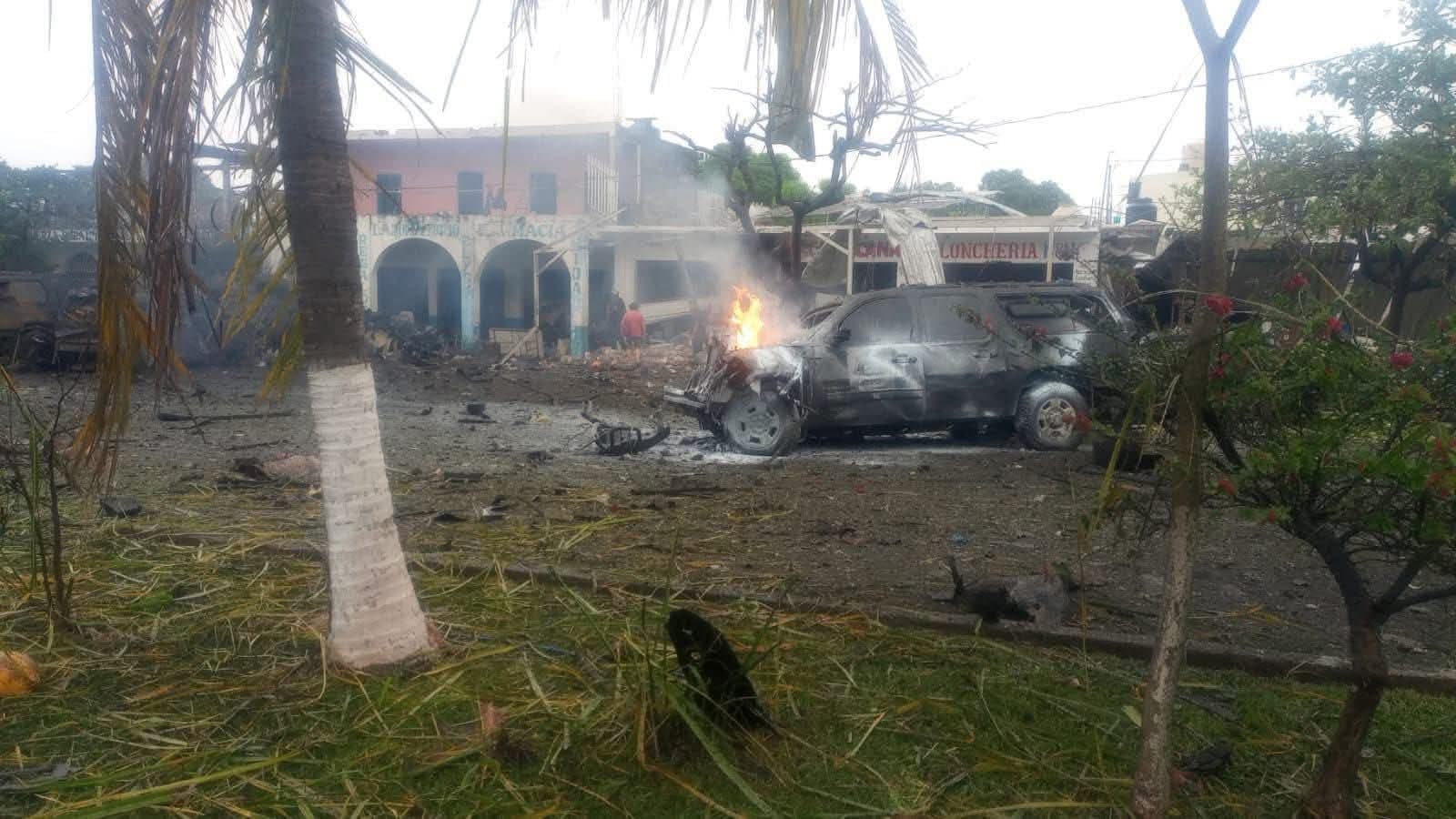 Explota carro bomba en base de policía comunitaria en Michoacán