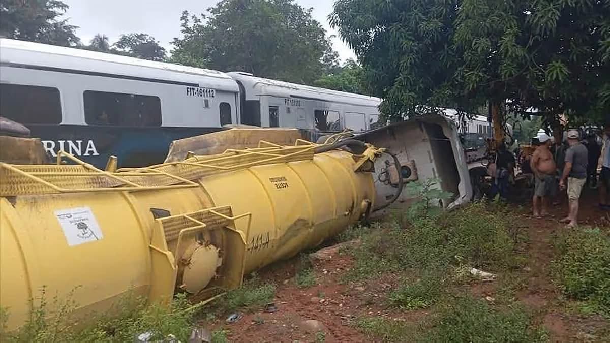 Tren interoceánico choca con tráiler en Chiapas