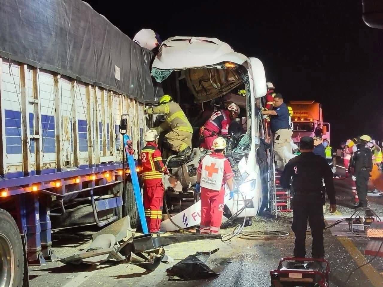 Choque entre autobús y tráiler deja dos muertos y 35 lesionados en Tamaulipas