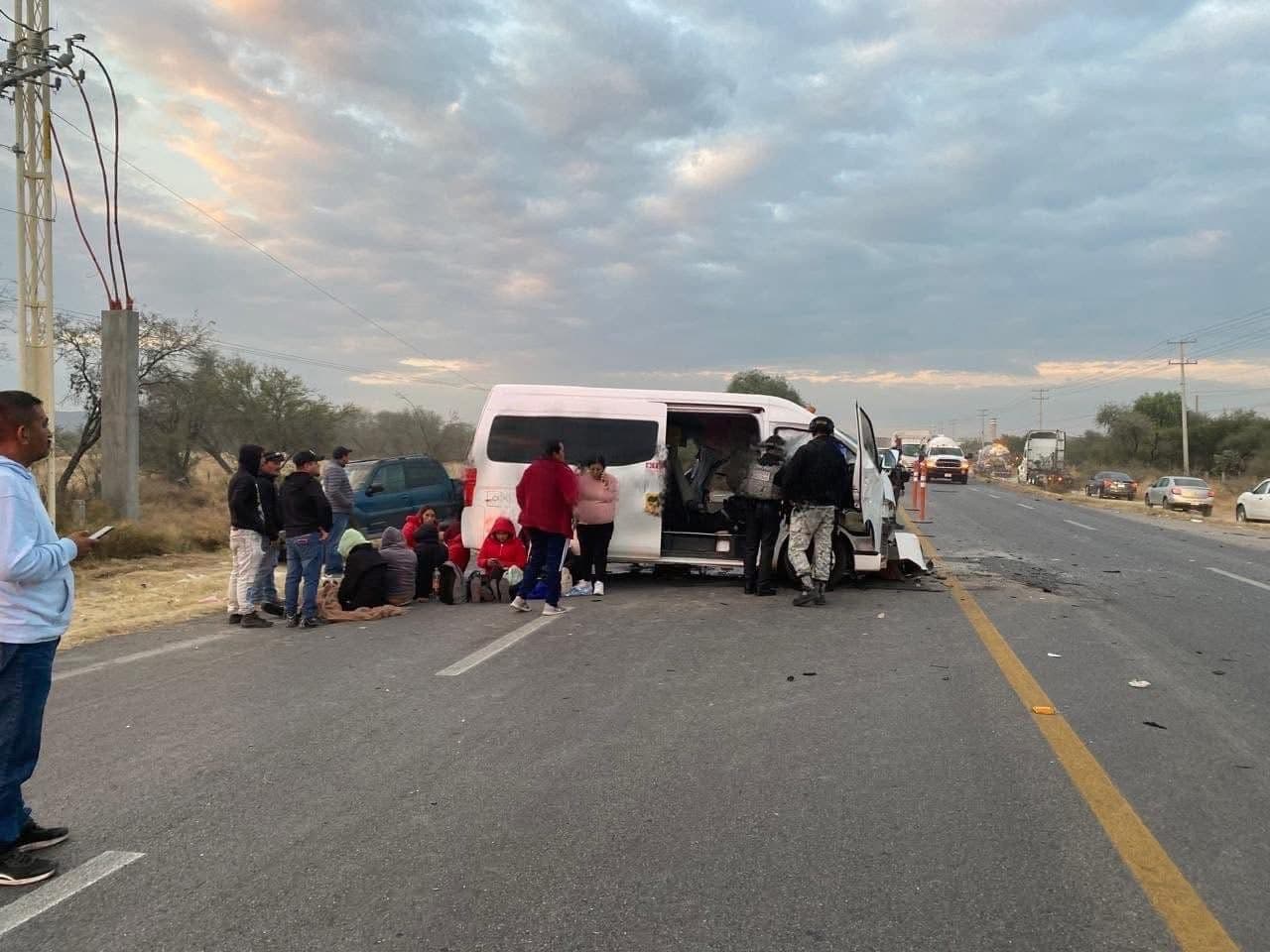 Trabajadores lesionados tras choque entre transporte de personal y tráiler en carretera Villa de Reyes