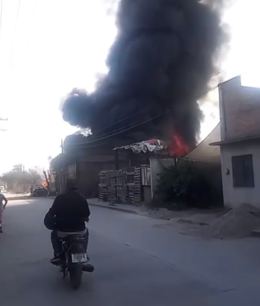 Incendio consume vivienda en la colonia Matamoros