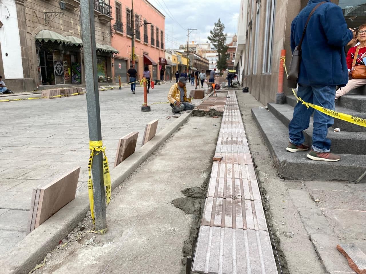 Avanza construcción y ampliación de guía podotáctil en Julián de los Reyes